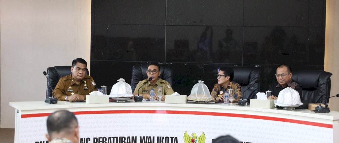 Penjabat Sekretaris Daerah (Pj Sekda) Kota Makassar, Irwan Rusfiady Adnan, menyambut hangat kunjungan kerja Pemerintah Kabupaten Bolaang Mongondow, Provinsi Sulawesi Utara, di Ruang Sipakatau, Balai Kota Makassar pada Selasa, 29 Oktober 2024.
Penjabat Sekretaris Daerah (Pj Sekda) Kota Makassar, Irwan Rusfiady Adnan, menyambut hangat kunjungan kerja Pemerintah Kabupaten Bolaang Mongondow, Provinsi Sulawesi Utara, di Ruang Sipakatau, Balai Kota Makassar pada Selasa, 29 Oktober 2024.
