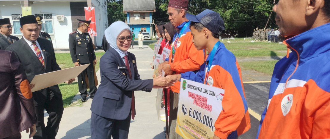 Sebanyak sembilan atlet berprestasi asal Kabupaten Luwu Utara, masing-masing enam atlet yang berprestasi di Pekan Olahraga Nasional (PON) XXI Aceh-Sumut, serta tiga atlet yang berprestasi di Pekan Paralimpiade Nasional (Peparnas) XVII Solo, Jawa Tengah, menerima bonus atau tabungan prestasi dari Pemerintah Daerah (Pemda) Kabupaten Luwu Utara.
Sebanyak sembilan atlet berprestasi asal Kabupaten Luwu Utara, masing-masing enam atlet yang berprestasi di Pekan Olahraga Nasional (PON) XXI Aceh-Sumut, serta tiga atlet yang berprestasi di Pekan Paralimpiade Nasional (Peparnas) XVII Solo, Jawa Tengah, menerima bonus atau tabungan prestasi dari Pemerintah Daerah (Pemda) Kabupaten Luwu Utara.
