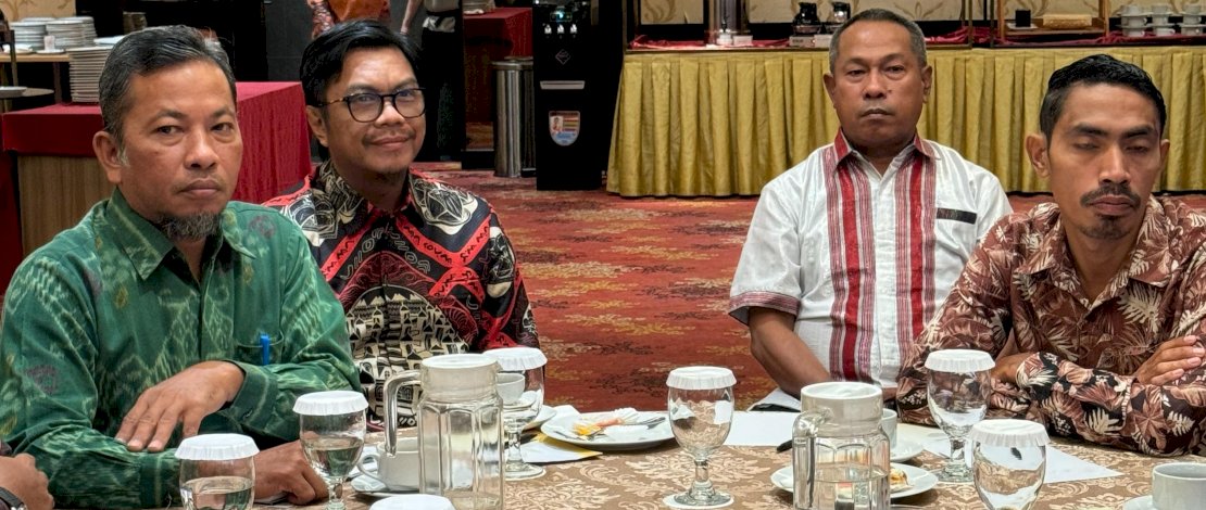 Kepala Badan Pendapatan Daerah Kota Makassar Firman Hamid Pagarra mengikuti Asistensi Penerapan Transaksi Non Tunai (Cashless)/Elektronifikasi Transaksi Pemerintah (ETP) atas Penerimaan Daerah, yang diselenggarakan oleh Direktorat Jenderal Bina Keuangan Daerah Kemendagri RI pada hari Selasa, 29 Oktober 2024 di Orchard Hotel, Jakarta.
Kepala Badan Pendapatan Daerah Kota Makassar Firman Hamid Pagarra mengikuti Asistensi Penerapan Transaksi Non Tunai (Cashless)/Elektronifikasi Transaksi Pemerintah (ETP) atas Penerimaan Daerah, yang diselenggarakan oleh Direktorat Jenderal Bina Keuangan Daerah Kemendagri RI pada hari Selasa, 29 Oktober 2024 di Orchard Hotel, Jakarta.