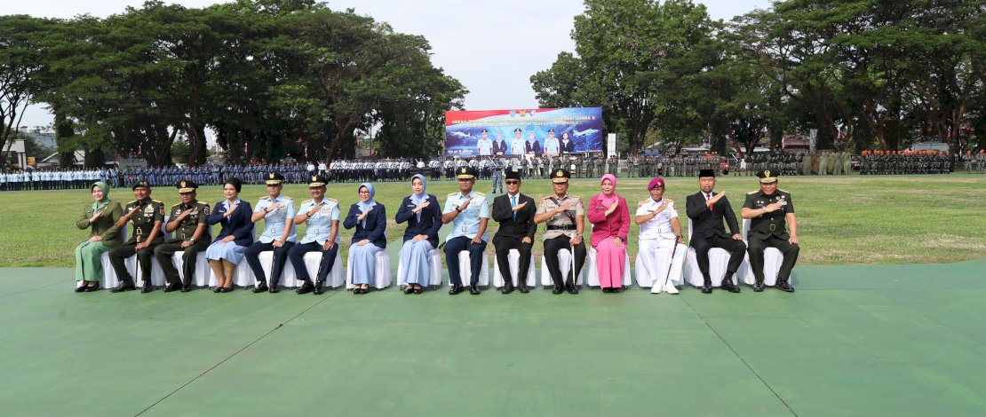 Pjs Wali Kota Makassar, Andi Arwin Azis, turut serta menyaksikan prosesi Serah Terima Jabatan (Sertijab) Panglima Komando Operasi Udara II di Makoopsud II, Jalan Perintis Kemerdekaan Makassar, Kamis, 31 Oktober 2024.
