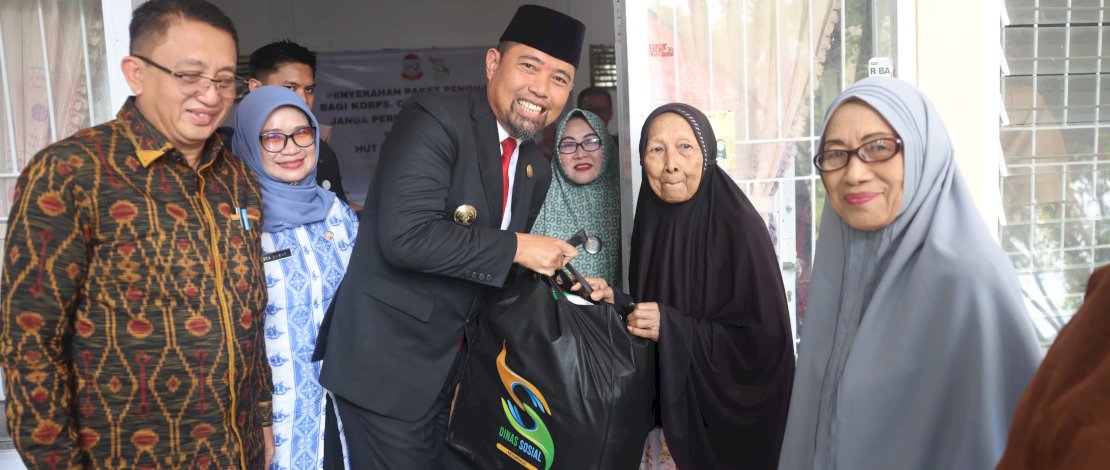 Pjs Wali Kota Makassar, Andi Arwin Azis, menyerahkan paket penghargaan bagi Korps Cacad Veteran RI dan janda Perintis Kemerdekaan, di Monumen Korban 40.000 Jiwa, Kamis, 31 Oktober 2024.
