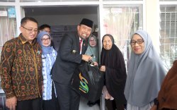 Rangkaian HUT Kota Makassar ke 417, Pjs Wali Kota Makassar Serahkan Paket Penghargaan