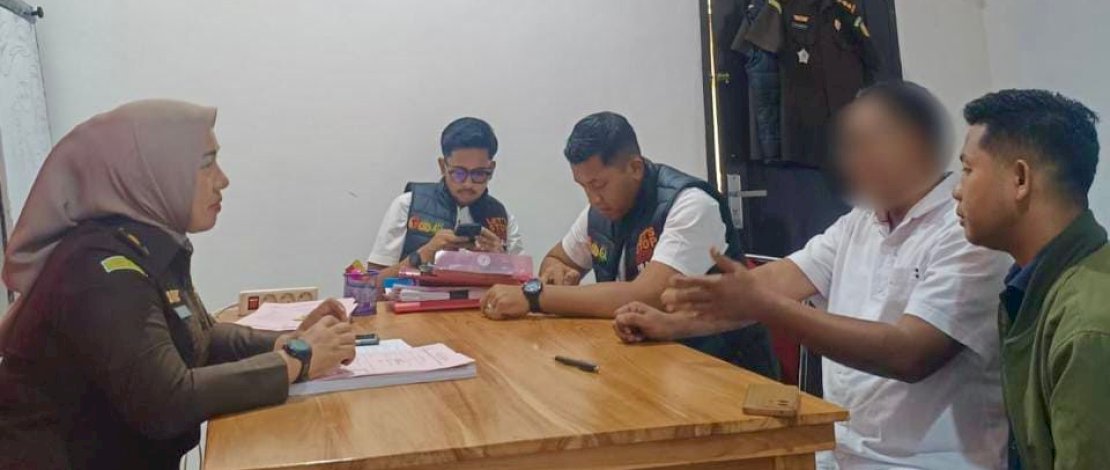 Jaksa Penuntut Umum (JPU) Kejari Bone menerima penyerahan dua tersangka dan barang bukti tindak pidana Pemilihan Kepala Daerah (Pilkada) Kabupaten Bone, Rabu, 30 Oktober 2024. Jaksa Penuntut Umum (JPU) Kejari Bone menerima penyerahan dua tersangka dan barang bukti tindak pidana Pemilihan Kepala Daerah (Pilkada) Kabupaten Bone, Rabu, 30 Oktober 2024.