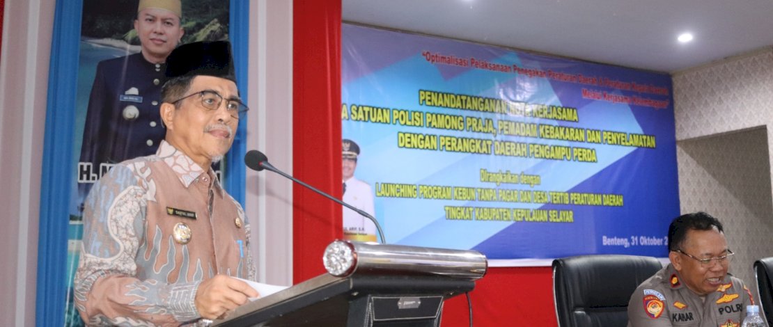 Wakil Bupati Kepulauan Selayar, Saiful Arif, melakukan launching program Kebun Tanpa Pagar dan Desa Tertib Perda/Peraturan Kepala Daerah, di Ruang Pola Kantor Bupati Kepulauan Selayar, Kamis, 31 Oktober 2024.
Wakil Bupati Kepulauan Selayar, Saiful Arif, melakukan launching program Kebun Tanpa Pagar dan Desa Tertib Perda/Peraturan Kepala Daerah, di Ruang Pola Kantor Bupati Kepulauan Selayar, Kamis, 31 Oktober 2024.