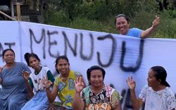 Warga Ramai-Ramai Pasang Spanduk Dukung Masyarakat Biasa di Pilkada Lutim