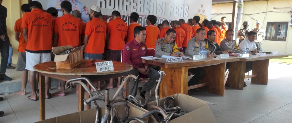 Polres Bone menggelar Konferensi Pers terkait pengungkapan sejumlah kasus yang ditangani selama Triwulan II dan III, di Aula Polres Bone dan dipimpin langsung oleh Kapolres Bone AKBP Erwin Syah didampingi Kabag Ops, Kasat Reskrim, Kasat Narkoba, Kasat Lantas dan Kasi Humas Polres Bone.
Polres Bone menggelar Konferensi Pers terkait pengungkapan sejumlah kasus yang ditangani selama Triwulan II dan III, di Aula Polres Bone dan dipimpin langsung oleh Kapolres Bone AKBP Erwin Syah didampingi Kabag Ops, Kasat Reskrim, Kasat Narkoba, Kasat Lantas dan Kasi Humas Polres Bone.