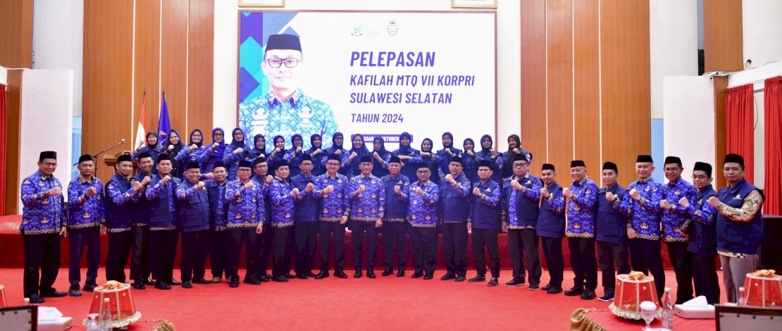 Prof Zudan berfoto bersama 29 orang kafilah Korpri Sulsel, di Rujab Gubernur Sulsel, Kamis, 31 Oktober 2024. 