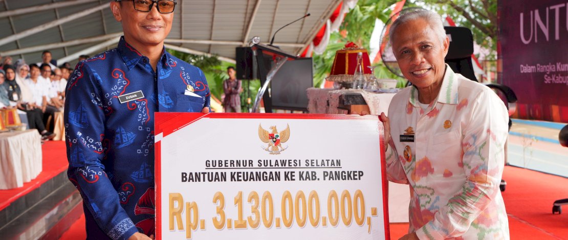 Penjabat Gubernur Sulsel Prof Zudan Arif Fakrulloh, menyerahkan bantuan kepada masyarakat Pangkep di sela kunjungan kerja sekaligus silaturahmi dengan Aparatur Sipil Negara (ASN) di Kabupaten Pangkep, Jumat, 1 Oktober 2024. 
