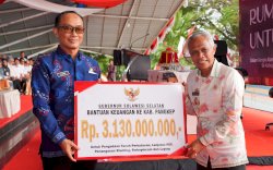 Kunker di Pangkep, Prof Zudan Serahkan Sejumlah Bantuan untuk Masyarakat