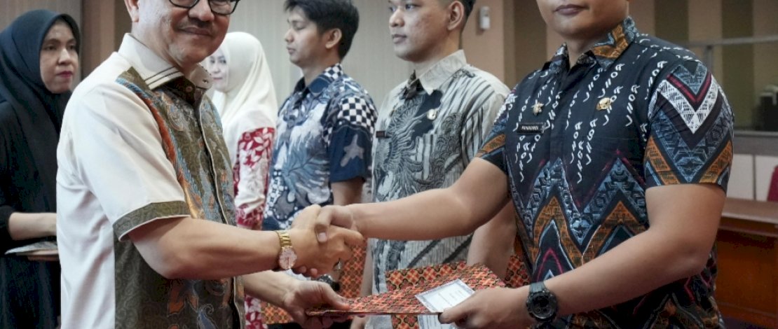 Sekretaris Daerah Provinsi Sulawesi Selatan Jufri Rahman menyerahkan SK Penempatan kepada 77 lulusan IPDN, di Ruang Command Center, Kantor Gubernur, Jumat, 1 November 2024.
