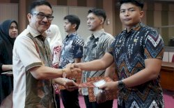 Sekda Sulsel Jufri Rahman Serahkan SK Penempatan 77 PNS Lulusan IPDN Angkatan XXX