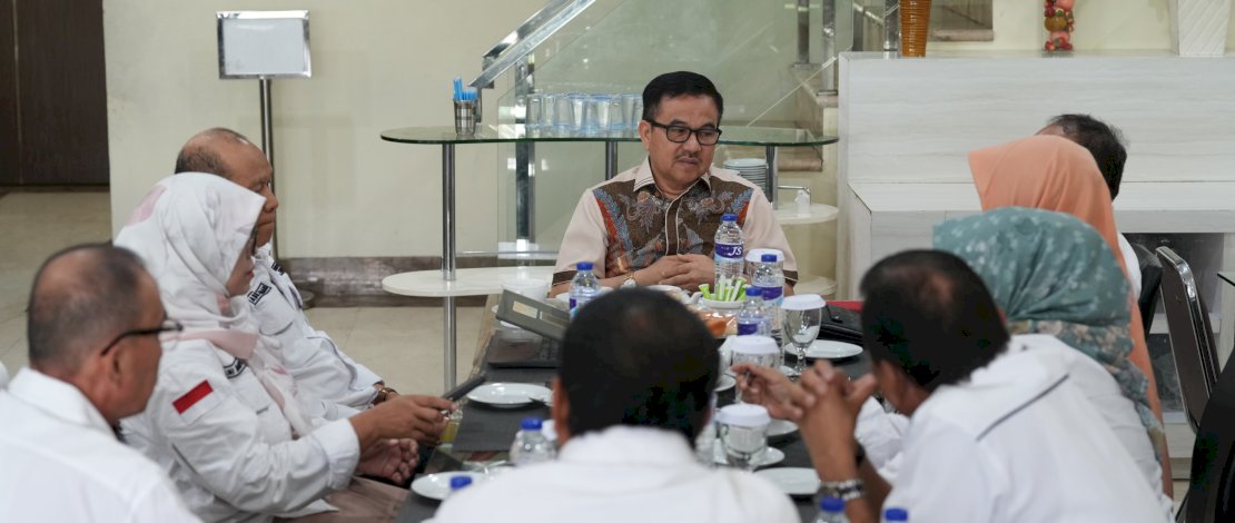 Sekretaris Daerah Provinsi Sulsel, Jufri Rahman, membahas UMP 2025 bersama Dewan Pengupahan Sulsel, di Hotel Rising Star, Kota Makassar, kemarin, Jumat, 1 November 2024.
