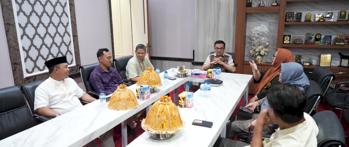 Sekretaris Daerah Provinsi Sulawesi Selatan Jufri Rahman menerima audiensi Komisioner Komisi Informasi (KI) Sulawesi Selatan periode 2024-2028, di ruang kerja Sekda, di Kantor Gubernur Sulsel, Jumat, 1 November 2024.