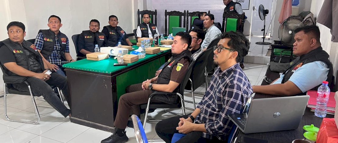 Rapat pembahasan kedua Gakkumdu terkait temuan dengan nomor registrasi 006/Reg/TM/PB/27.04/X/2024, diputuskan untuk melanjutkan proses hukum dugaan pelanggaran pidana pemilihan oknum Camat di Kabupaten Bone. Rapat pembahasan kedua Gakkumdu terkait temuan dengan nomor registrasi 006/Reg/TM/PB/27.04/X/2024, diputuskan untuk melanjutkan proses hukum dugaan pelanggaran pidana pemilihan oknum Camat di Kabupaten Bone.