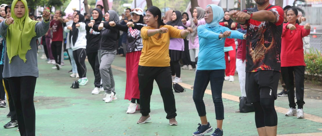 Pjs Wali Kota Makassar, Andi Arwin Azis, melakukan Senam Sehat bersama para pegawai lingkup Pemerintah Kota Makassar di halaman Balai Kota, Minggu, 3 November 2024.