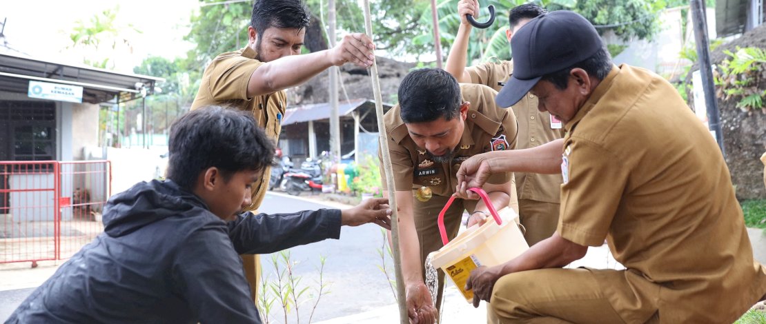 Penjabat Sementara (Pjs) Wali Kota Makassar, Andi Arwin Azis, melanjutkan rangkaian kunjungan kerjanya di Kecamatan Panakkukang pada Senin, 4 November 2024. 
