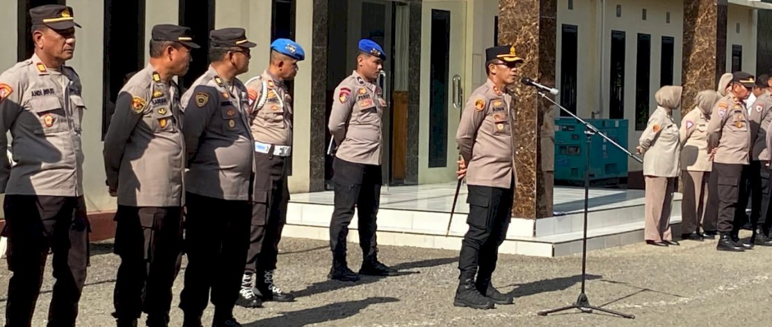 Kapolres Selayar AKBP Adnan Pandibu saat memimpin langsung pelaksanaan Apel Pagi, di Halaman Mapolres Kepulauan Selayar, Senin, 4 November 2024.
