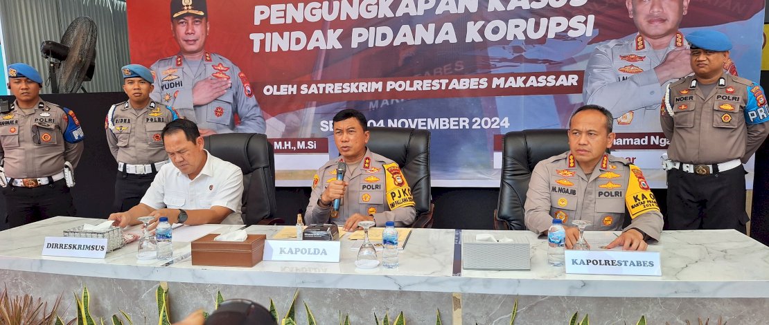 Kapolda Sulsel Irjen Pol Yudhiawan Wibisono saat menggelar ekspose kasus korupsi di salah satu bank pelat merah, di Mapolrestabes Makassar, Senin, 4 November 2024. Kapolda Sulsel Irjen Pol Yudhiawan Wibisono saat menggelar ekspose kasus korupsi di salah satu bank pelat merah, di Mapolrestabes Makassar, Senin, 4 November 2024.
