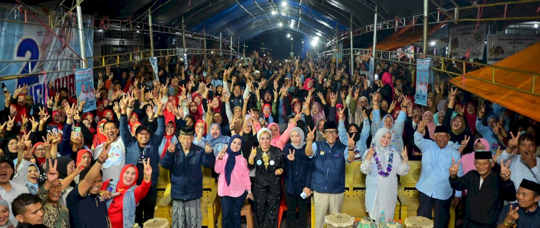 Fatmawati Rusdi bersama warga Kecamatan Alla, Enrekang. Fatmawati Rusdi bersama warga Kecamatan Alla, Enrekang.