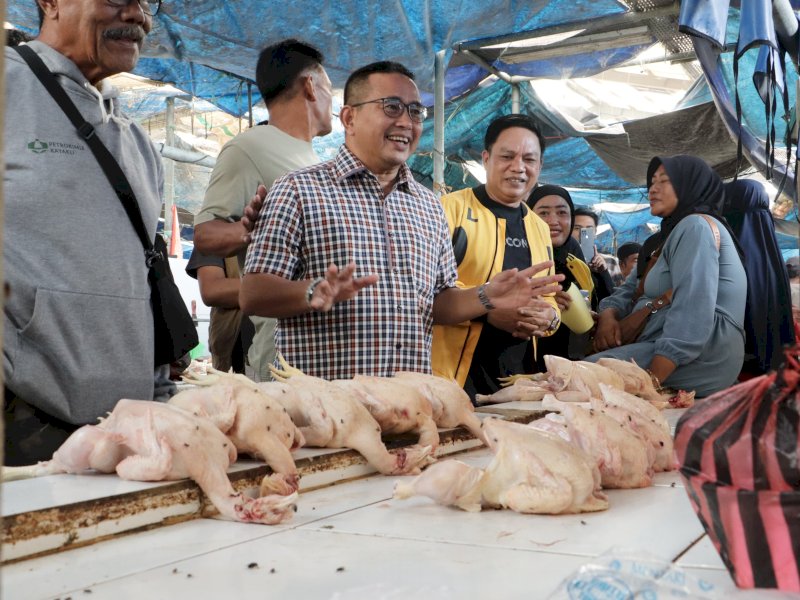 Calon Bupati Luwu Utara Muhammad Fauzi Disambut Antusias di Pasar Sentral Bone-Bone