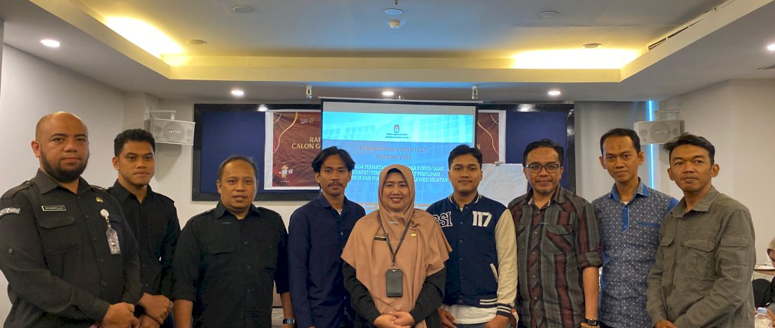 KPU Sulsel Serahkan Sertifikat Akreditasi kepada Pemantau dan Lembaga Survei Pemilu