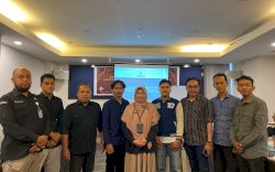 KPU Sulsel Serahkan Sertifikat Akreditasi kepada Pemantau dan Lembaga Survei Pemilu