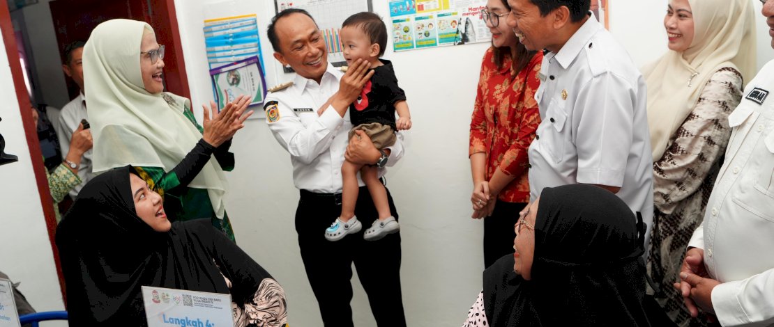 Penjabat Gubernur Sulsel Prof Zudan Arif Fakrulloh didampingi Ketua Tim Pembina Posyandu Sulsel Ninuk Triyanti Zudan, melaunching Posyandu Era Baru 6 Standar Pelayanan Minimal (SPM), yang dipusatkan di Posyandu Era Baru Nusa Indah IV, Kelurahan Pannampu, Kecamatan Tallo, Kota Makassar, Rabu, 6 November 2024. Penjabat Gubernur Sulsel Prof Zudan Arif Fakrulloh didampingi Ketua Tim Pembina Posyandu Sulsel Ninuk Triyanti Zudan, melaunching Posyandu Era Baru 6 Standar Pelayanan Minimal (SPM), yang dipusatkan di Posyandu Era Baru Nusa Indah IV, Kelurahan Pannampu, Kecamatan Tallo, Kota Makassar, Rabu, 6 November 2024.