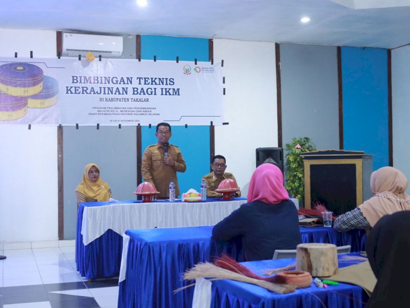 Perempuan Rumah Tangga Miskin Ekstrem di Takalar Dilatih Kerajinan Anyaman Serat Lontara