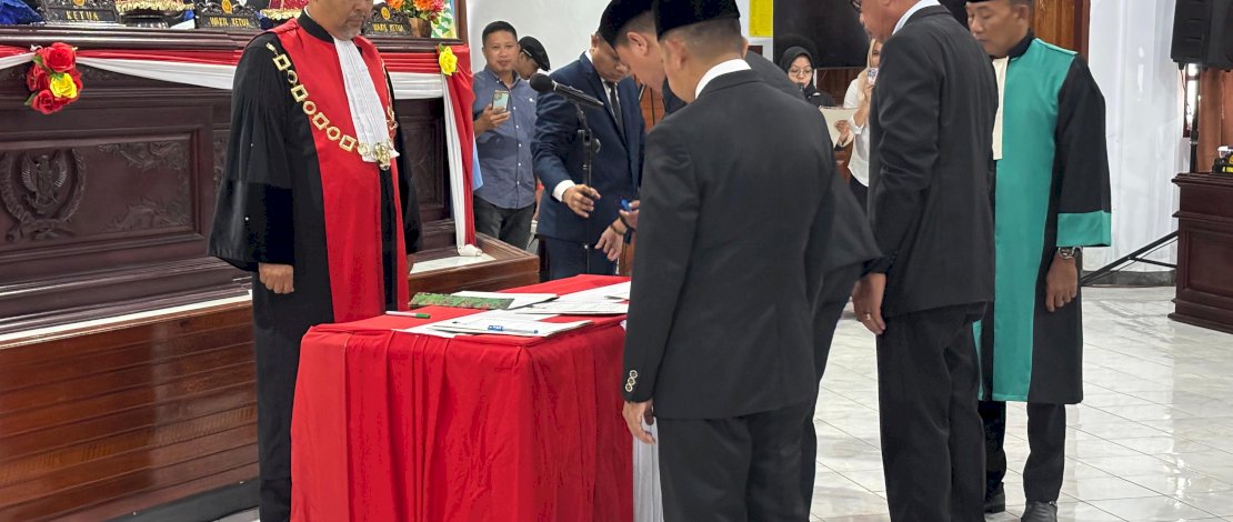 DPRD Kabupaten Kepulauan Selayar menggelar Rapat Paripurna dengan Agenda Pengucapan Sumpah dan Janji Pimpinan DPRD masa jabatan Tahun 2024 - 2029, Rabu, 6 November 2024. DPRD Kabupaten Kepulauan Selayar menggelar Rapat Paripurna dengan Agenda Pengucapan Sumpah dan Janji Pimpinan DPRD masa jabatan Tahun 2024 - 2029, Rabu, 6 November 2024.