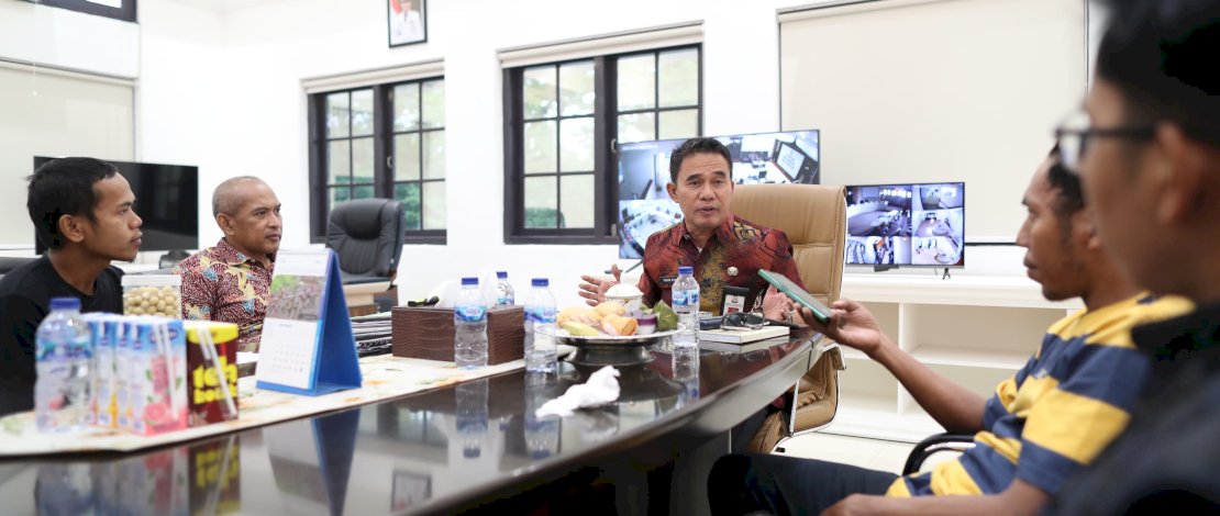 Sekertaris Daerah Kota Makassar, Irwan Rusfiady Adnan, mengimbau kepada seluruh lurah dan camat untuk tidak melakukan penggantian RT/RW hingga perhelatan Pilkada selesai.