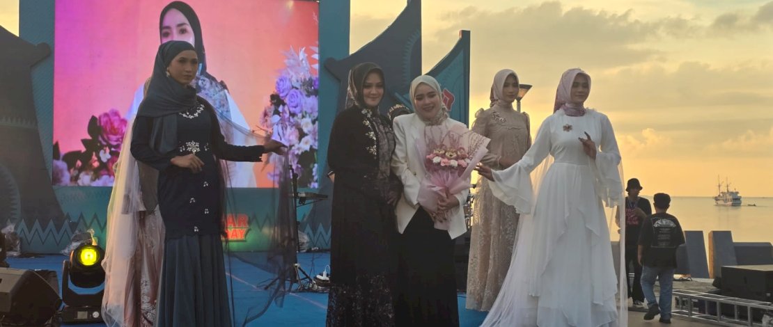 Dinas Pariwisata Kota Makassar menggelar Makassar Clothing Day 2024. Kegiatan ini menampilkan fashion show karya desainer hijab asal Makassar World Of Chayra.
