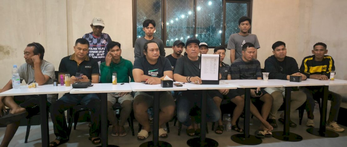 Komunitas club sepak bola dan SSB Kota Parepare, menggelar konferensi pers, di R57 Mini Soccer, Sabtu, 9 November 2024.