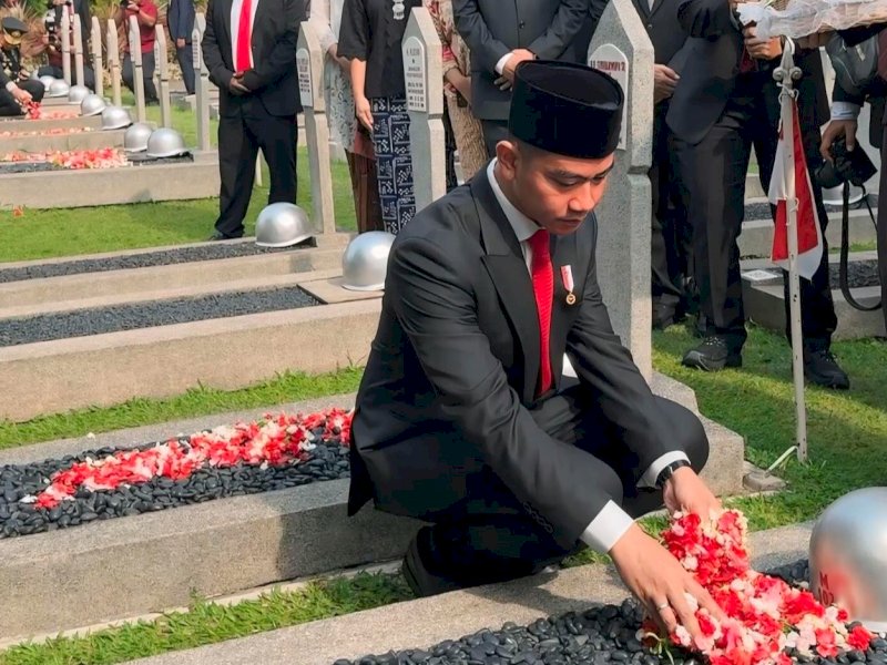 Hari Pahlawan, Gibran Tabur Bunga di Makam BJ Habibie hingga Ani Yudhoyono