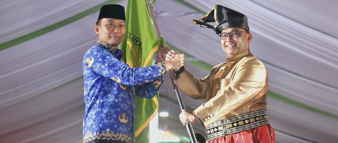 Prof Zudan memberikan bendera pataka MTQ Korpri Nasional kepada Ketua Korpri Sulsel Hasan Sijaya.