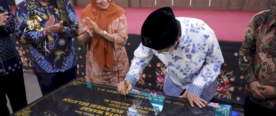 Menang Nasaruddin Umar menandatangani prasasti penetapan Kabupaten Wajo sebagai Kota Wakaf, di Kantor Bupati Wajo, Sabtu, 9 November 2024.