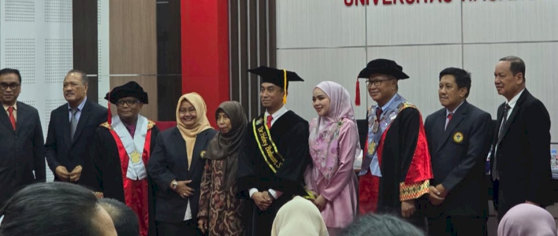 Kepala Dinas Penanaman Modal dan Pelayanan Terpadu Satu Pintu (DPMPTSP) Kota Makassar, Helmy Budiman, sukses menggelar promosi doktor di Fakultas Ekonomi dan Bisnis, Universitas Hasanuddin (Unhas). 