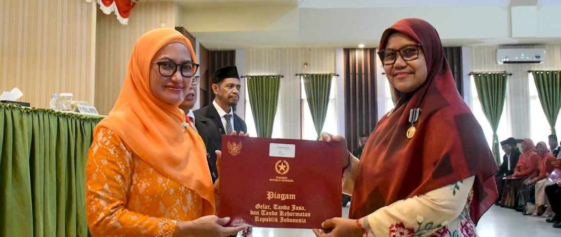 Bupati Lutra Serahkan Piagam Satyalancana Karya Satya ke 486 ASN Bupati Lutra Serahkan Piagam Satyalancana Karya Satya ke 486 ASN