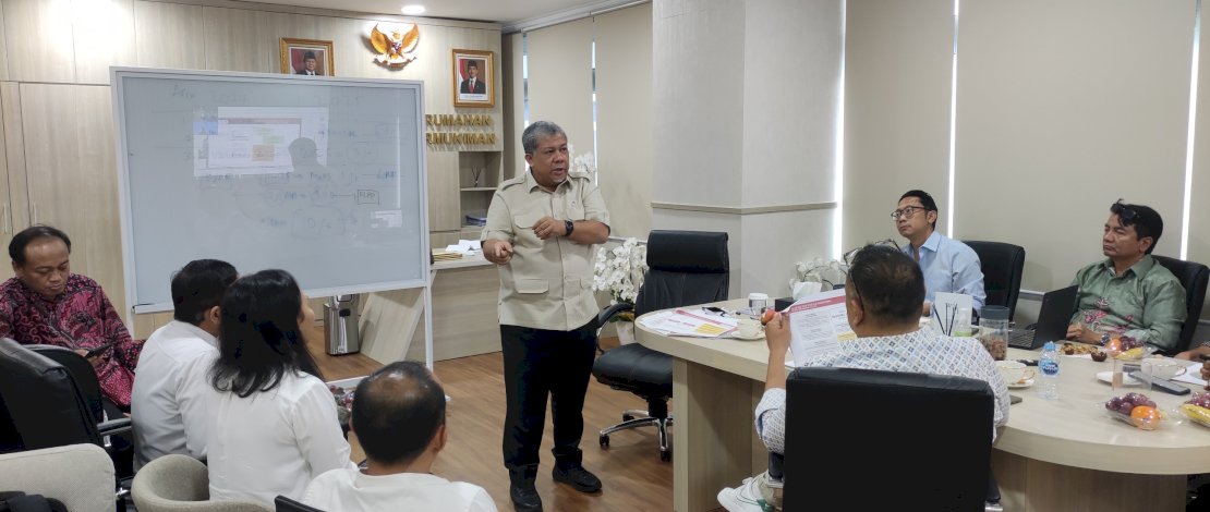 Wamen PKP Fahri Hamzah rapat bersama jajaran di Kantor Kementerian PKP, Jakarta, Kamis, 14 November 2024. Wamen PKP Fahri Hamzah rapat bersama jajaran di Kantor Kementerian PKP, Jakarta, Kamis, 14 November 2024.