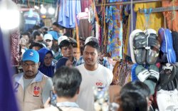 Seto Blusukan ke Pasar Senggol, Beli Baju dan Borong Es Buah