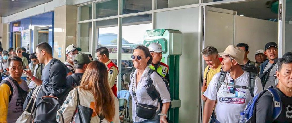 Bandara Internasional Komodo resmi kembali dibuka pada hari Kamis, 14 November 2024, setelah ditutup sementara sejak tercatat adanya aktivitas vulkanik dari Gunung Lewotobi Laki-Laki pada Senin lalu, 11 November 2024. Bandara Internasional Komodo resmi kembali dibuka pada hari Kamis, 14 November 2024, setelah ditutup sementara sejak tercatat adanya aktivitas vulkanik dari Gunung Lewotobi Laki-Laki pada Senin lalu, 11 November 2024.