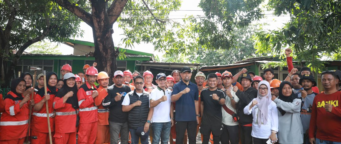Penjabat sementara (Pjs) Wali Kota Makassar, Andi Arwin Azis, meninjau langsung pelaksanaan program Sabtu Bersih di dua lokasi strategis, yakni Jl. Kerung-Kerung Kanal Merdeka Utara dan Jl. Baji Gau II, pada Sabtu, 16 November 2024.