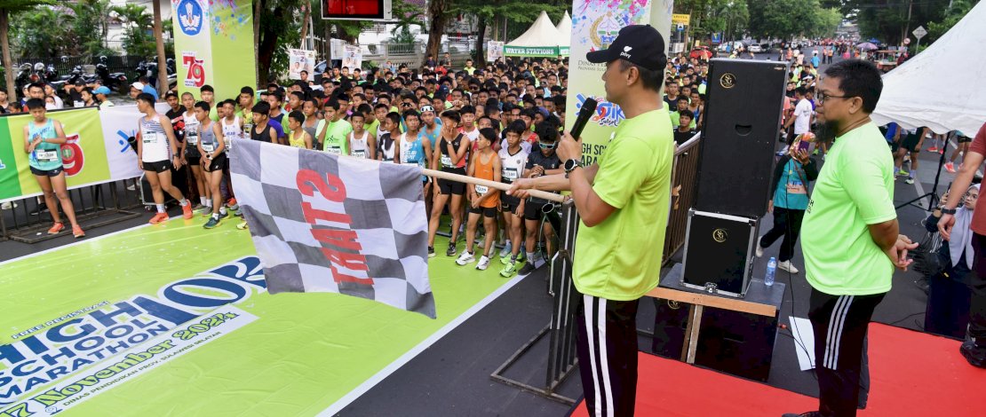 Penjabat Gubernur Sulawesi Selatan, Prof Zudan Arif Fakrulloh melepas peserta High School Marathon 10k, di depan Rujab Gubernur Jalan Jend. Sudirman, Makassar, Minggu, 17 November 2024. Penjabat Gubernur Sulawesi Selatan, Prof Zudan Arif Fakrulloh melepas peserta High School Marathon 10k, di depan Rujab Gubernur Jalan Jend. Sudirman, Makassar, Minggu, 17 November 2024.