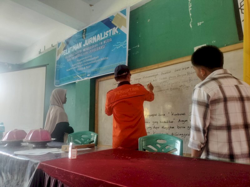 Santri Ponpes Darul Arqam Muhammadiyah Balebo Dilatih Menulis Berita