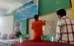 Santri Ponpes Darul Arqam Muhammadiyah Balebo Dilatih Menulis Berita