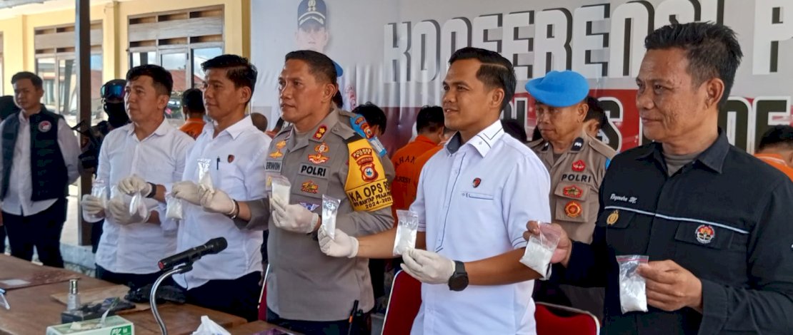 Jajaran Sat Reskrim Polres Bone berhasil mengungkap kasus peredaran narkoba yang barang buktinya cukup besar hingga mencapai 617 gram. Jajaran Sat Reskrim Polres Bone berhasil mengungkap kasus peredaran narkoba yang barang buktinya cukup besar hingga mencapai 617 gram.