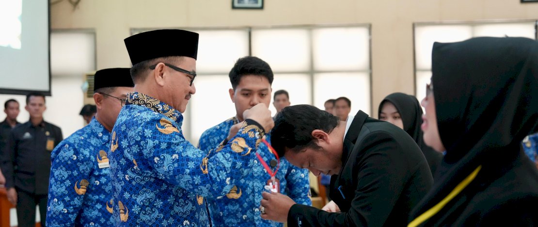 Sekretaris Daerah Provinsi Sulawesi Selatan, Jufri Rahman resmi menutup Pelatihan Kepemimpinan Administrator (PKA) Angkatan X dan Pelatihan Kepemimpinan Pengawas (PKP) Angkatan XIX Pemprov Sulsel, di Kantor BPSDM, Senin, 18 November 2024. 