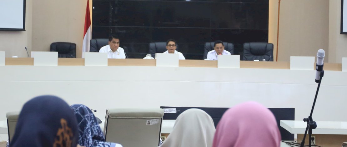 Penjabat (Pj) Sekretaris Daerah (Sekda) Kota Makassar, Irwan Rusfiady Adnan, memimpin rapat koordinasi terkait rencana kegiatan senam bersama seluruh unsur SKPD dan Perusda di Ruang Sipakatau pada Rabu, 20 November 2024. Penjabat (Pj) Sekretaris Daerah (Sekda) Kota Makassar, Irwan Rusfiady Adnan, memimpin rapat koordinasi terkait rencana kegiatan senam bersama seluruh unsur SKPD dan Perusda di Ruang Sipakatau pada Rabu, 20 November 2024.