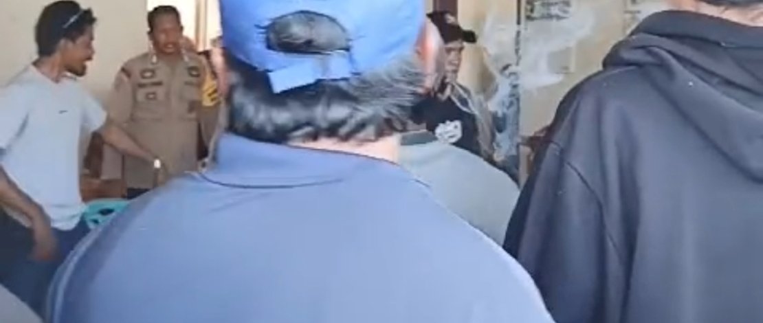 Warga mendatangi Kantor Desa Rinjani, Kecamatan Wotu, Luwu Timur. Mereka kesal karena kantor desa digunakan untuk menyiapkan konsumsi kampanye Budiman - Akbar.