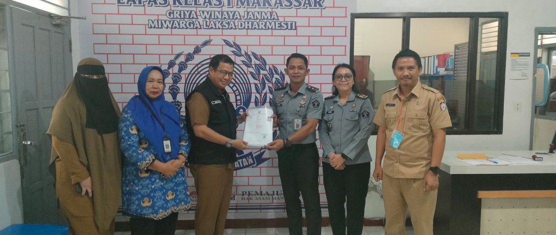 Dinas Dukcapil Sulsel menyerahkan biodata kependudukan sebagai pengganti KTP elektronik kepada 75 warga binaan Lembaga Pemasyarakatan (Lapas) Kelas I Makassar, Senin, 25 November 2024.