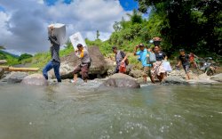 FOTO: Perjuangan Distribusi Logistik Pilkada 2024 di Pelosok Negeri